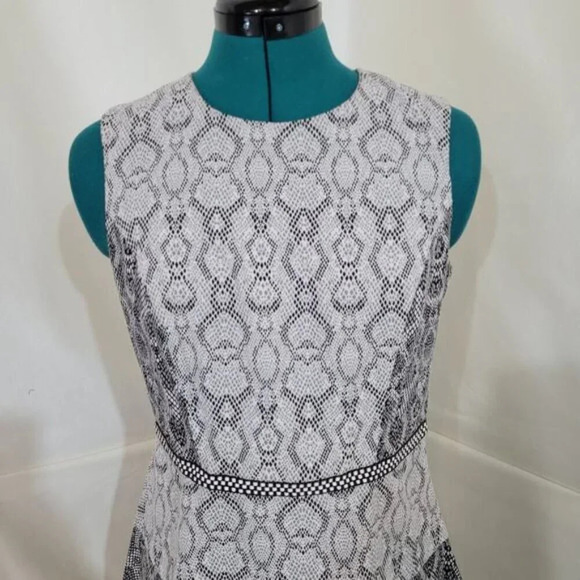 Belle Badgley Mischka Monochromatic Snakeskin Print Fit and Flare Dress - Size 6 - Picture 3 of 10